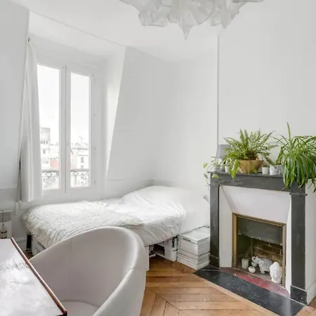Parisian With Eiffel Tower View * Parijs