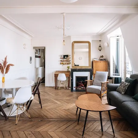 Parisian With Eiffel Tower View Appartement